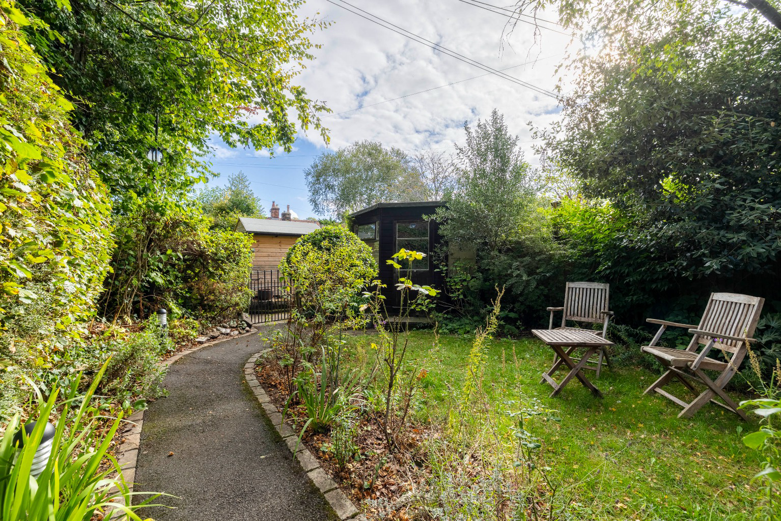 Discreetly positioned just a few steps from High Street in central Wells, photo 20