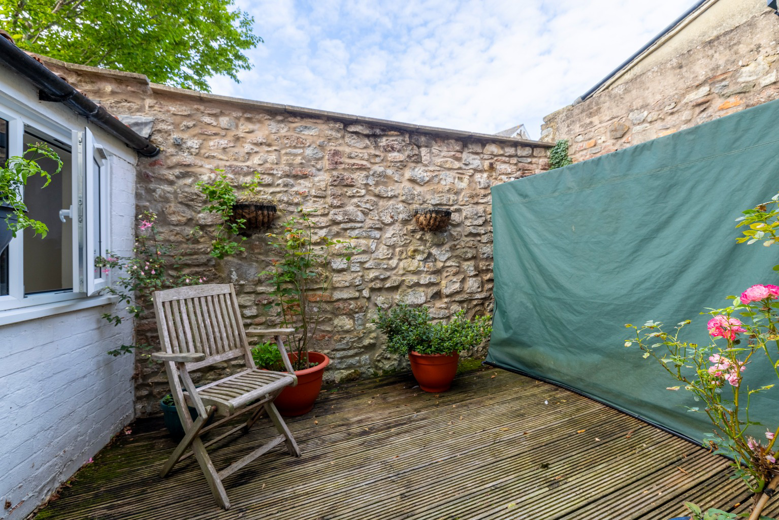 Discreetly positioned just a few steps from High Street in central Wells, photo 18