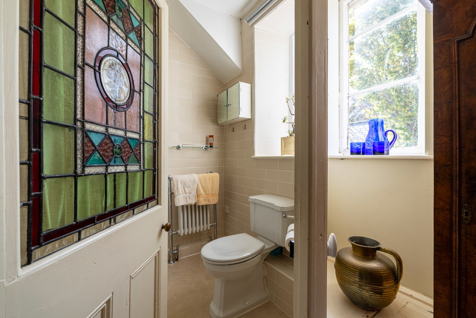 Discreetly positioned just a few steps from High Street in central Wells, photo 17