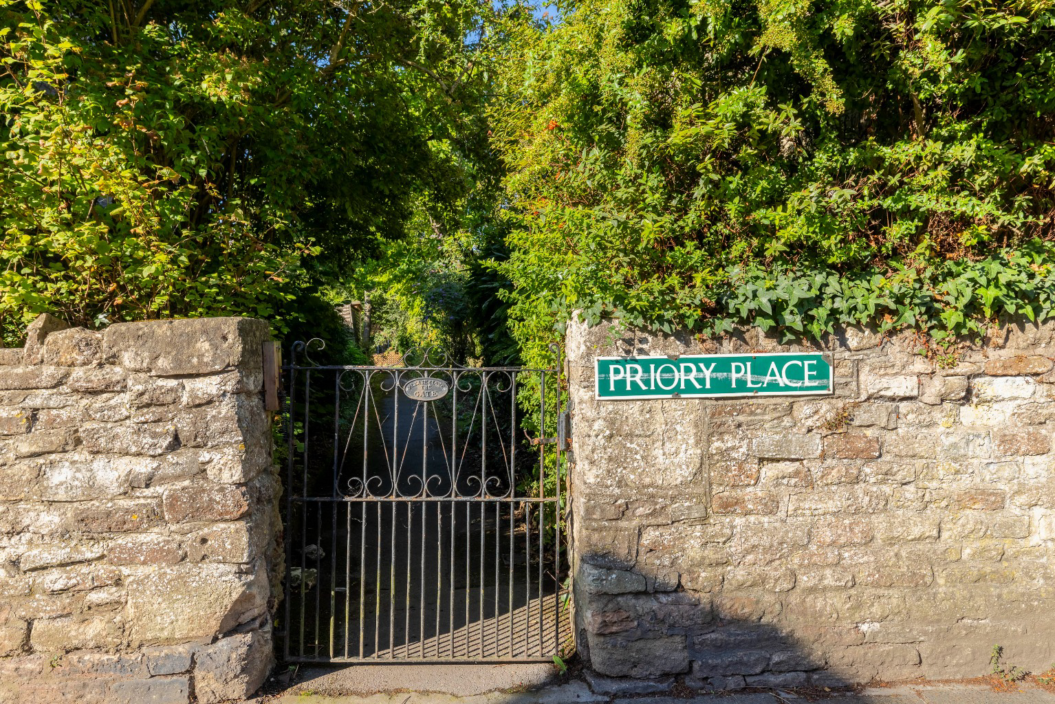 Discreetly positioned just a few steps from High Street in central Wells, photo 25