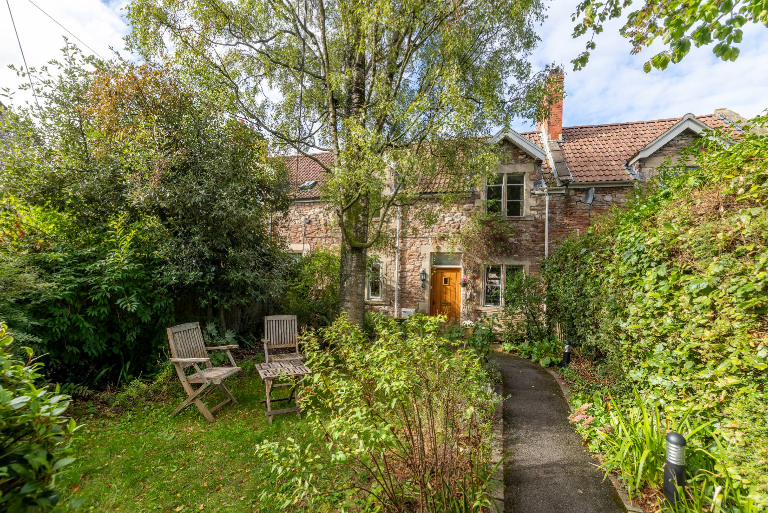 Discreetly positioned just a few steps from High Street in central Wells, photo 24
