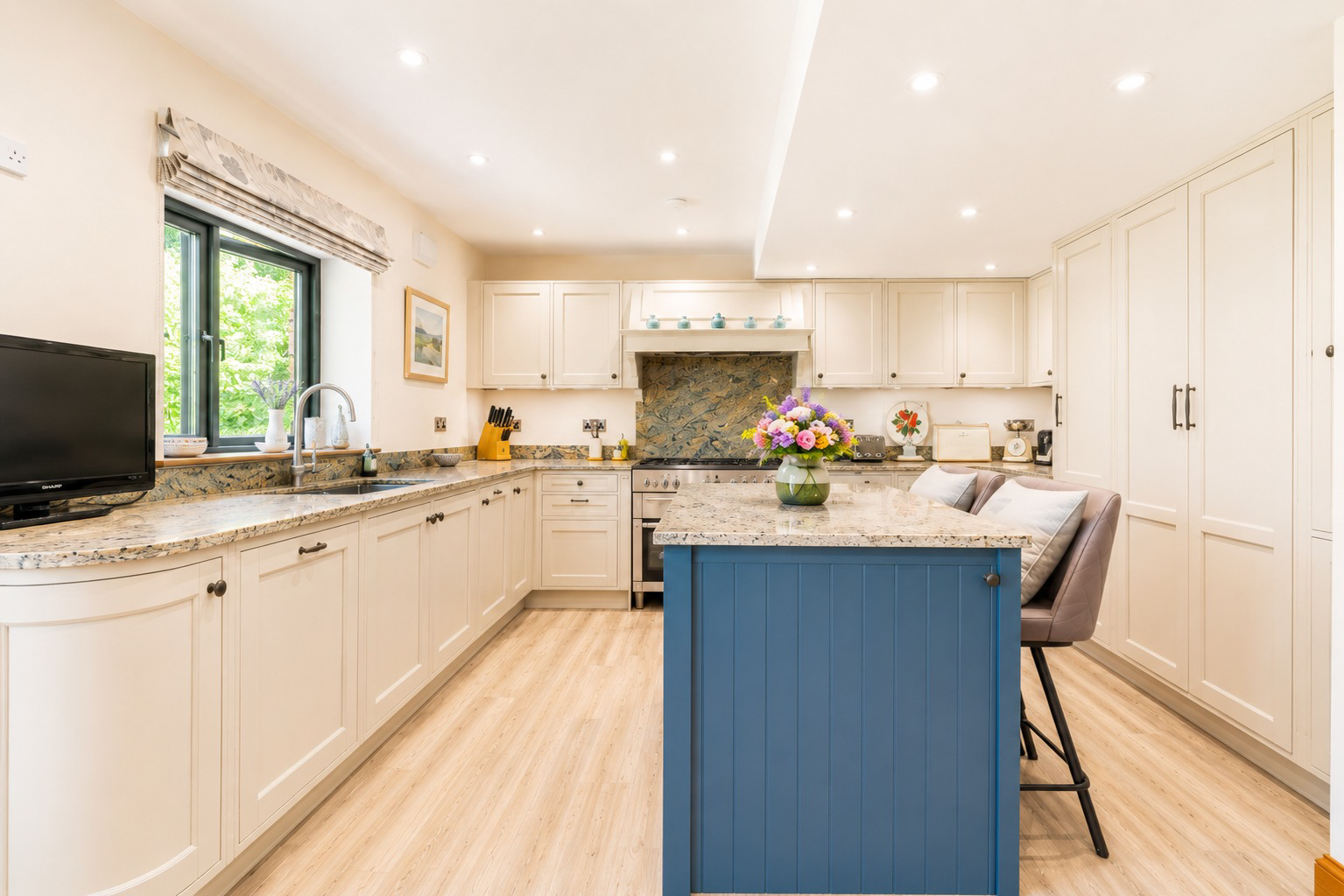 A hidden gem - period barn conversion with secluded gardens and orchard, photo 8