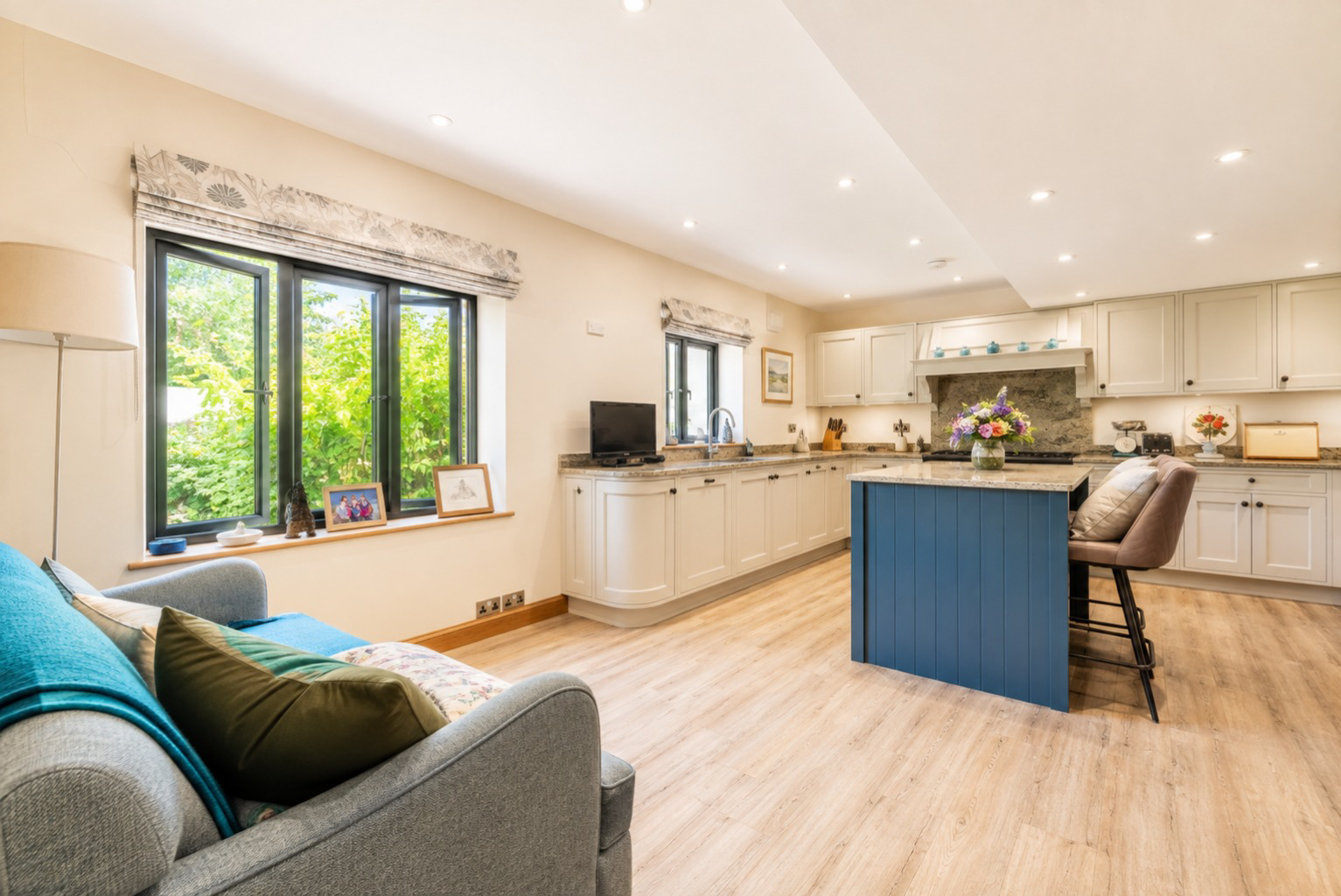 A hidden gem - period barn conversion with secluded gardens and orchard, photo 7