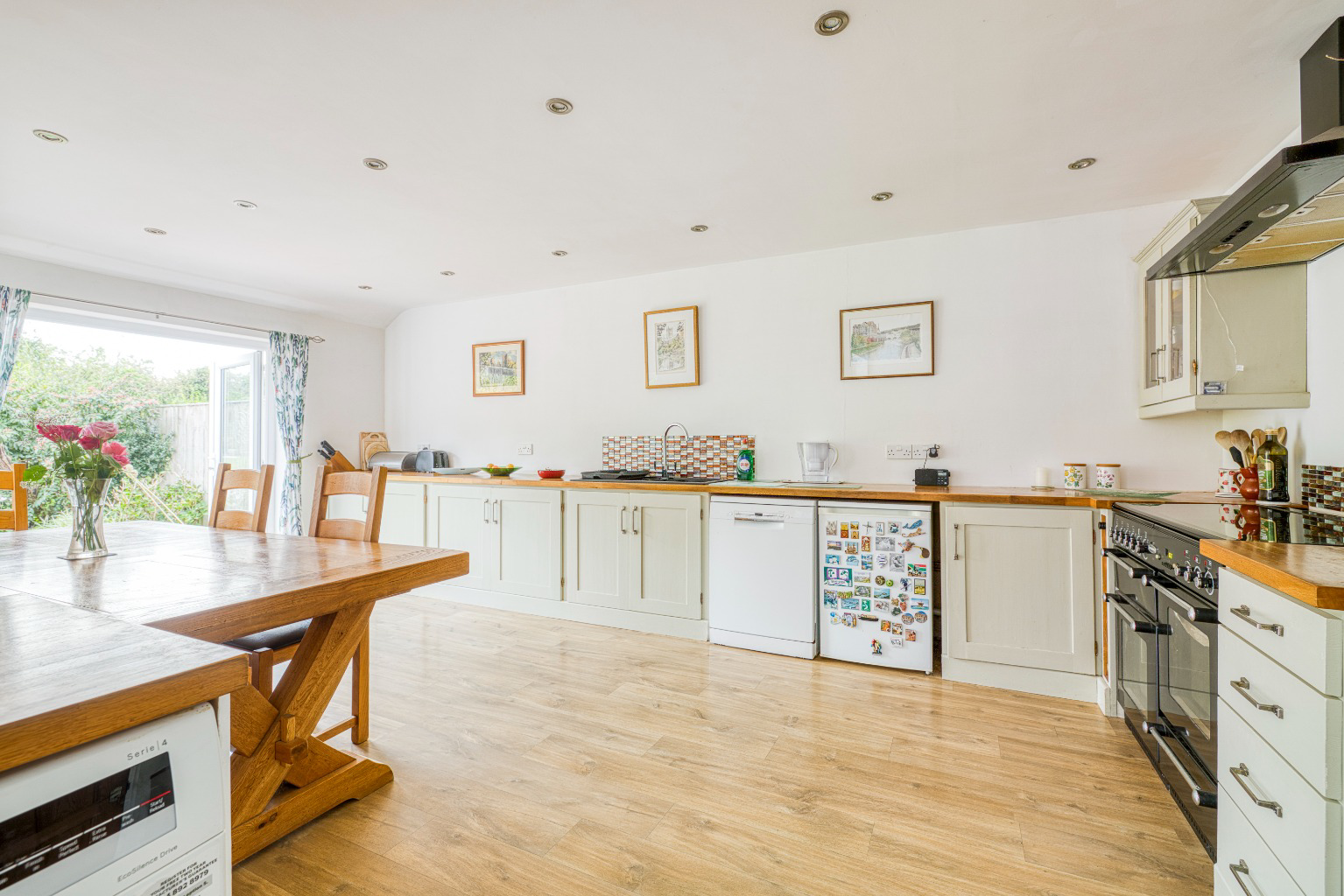 St. Cuthbert Avenue, walking distance from the High Street, photo 2