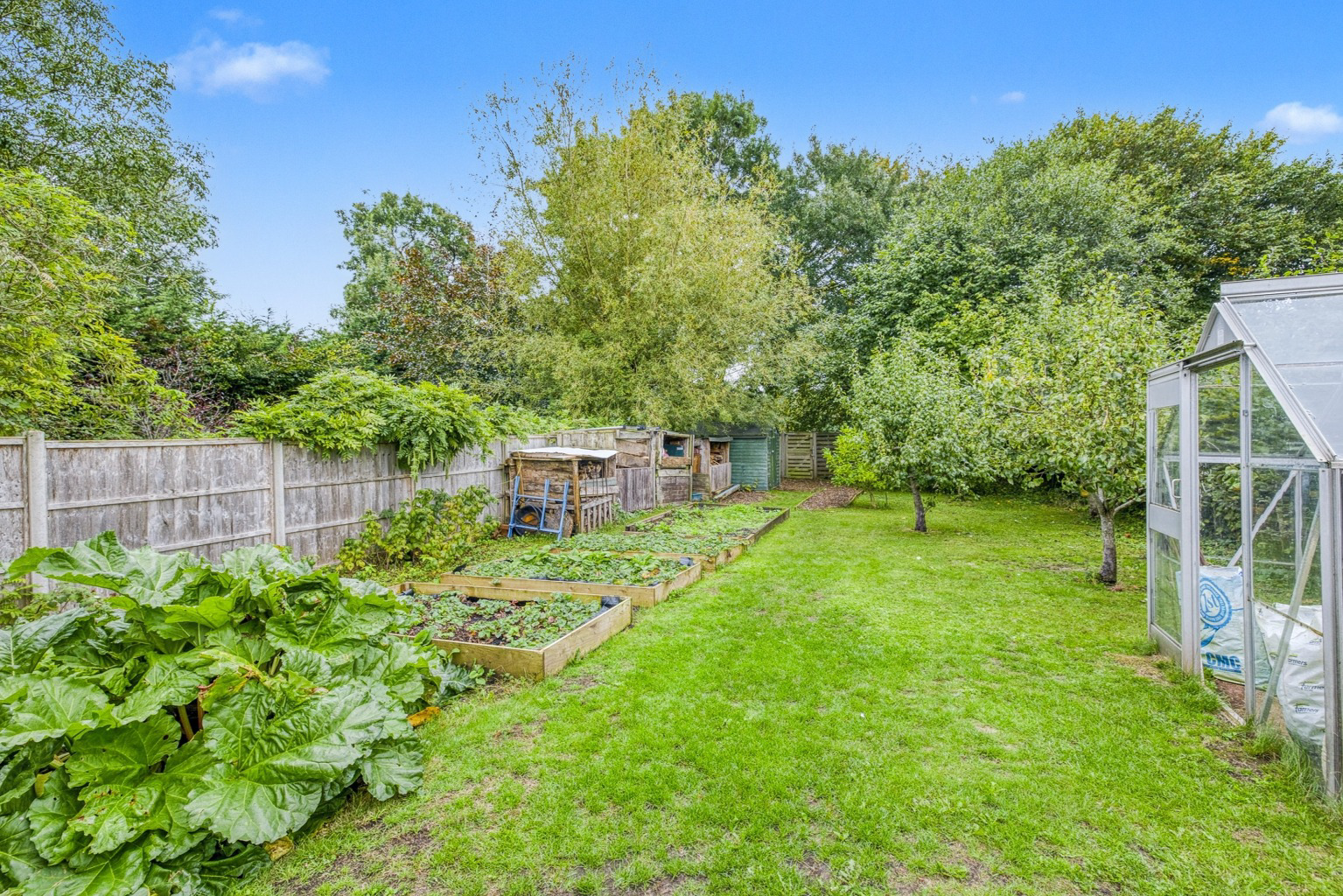 St. Cuthbert Avenue, walking distance from the High Street, photo 26