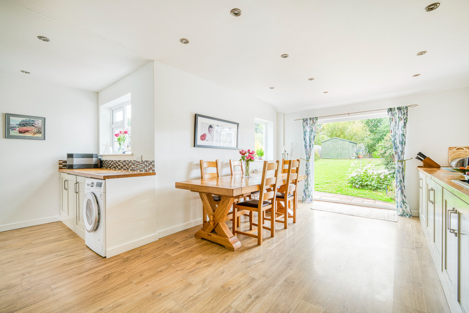 St. Cuthbert Avenue, walking distance from the High Street, photo 8