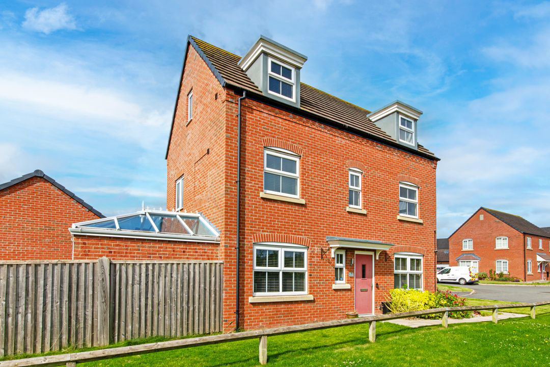 Coltsfoot Close, Off Meadow Way, Tamworth, B79, photo 2