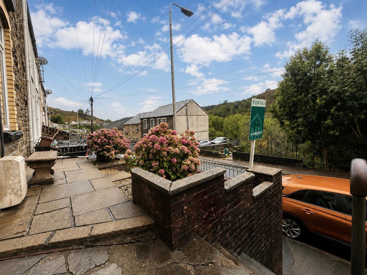Oxford Street, Pontycymer, Bridgend, photo 2