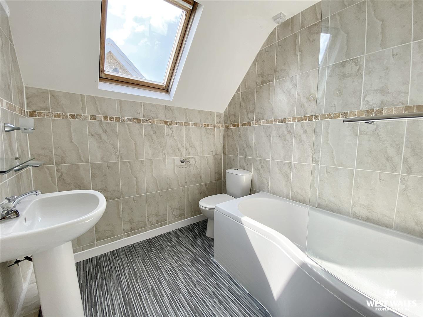 Cenarth Close, Pembroke Dock, photo 13