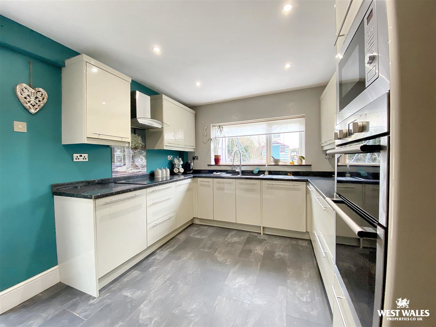 Eva Terrace, Ferryside, photo 4