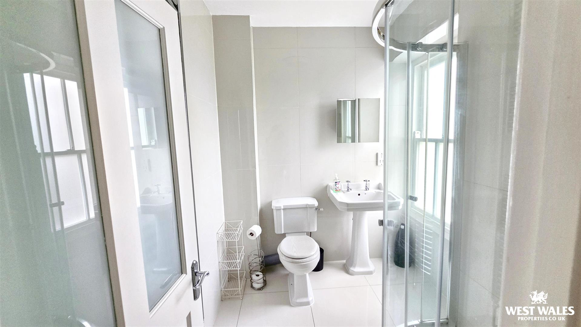Bed 2 En suite (1).jpg