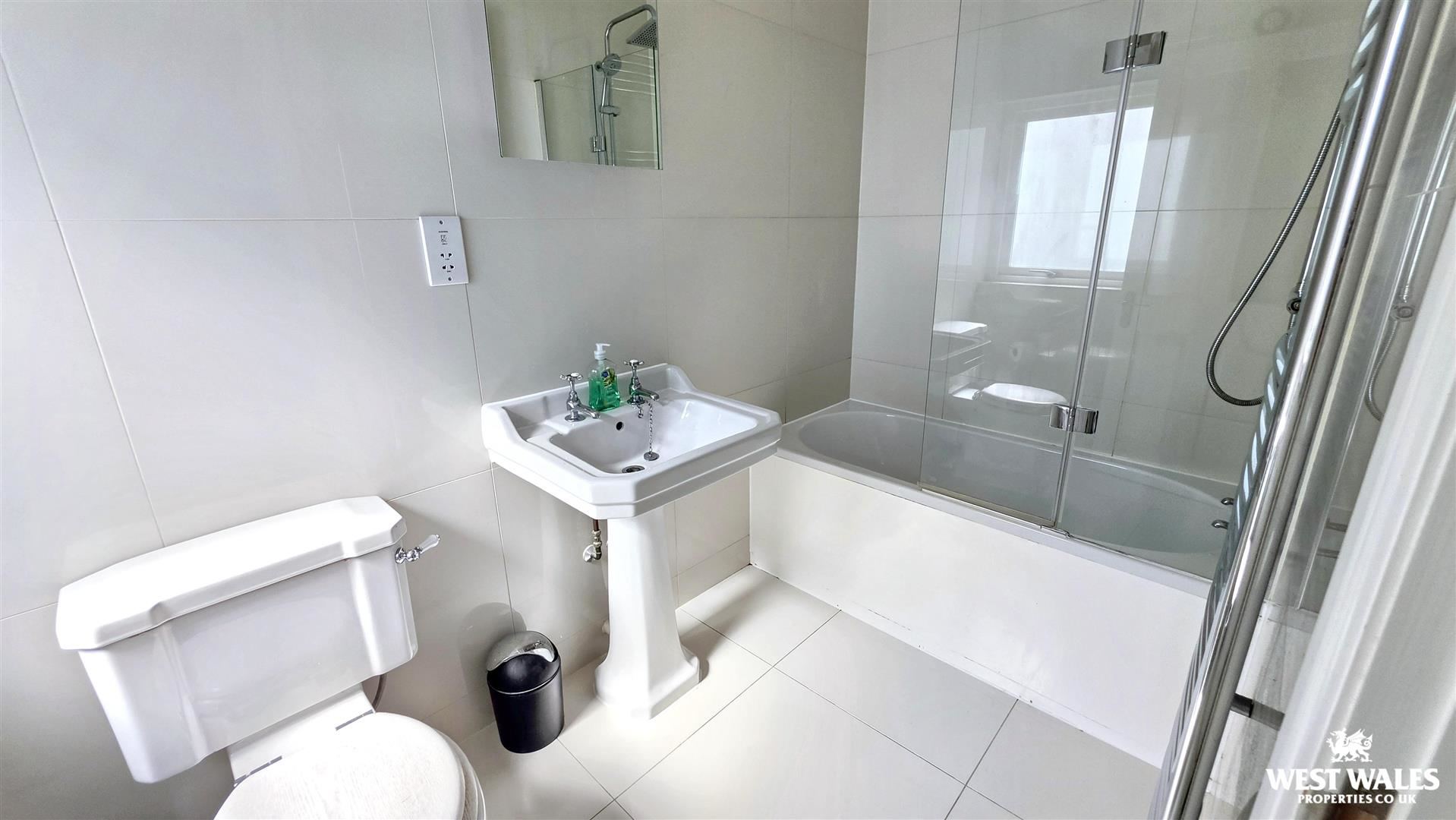 Bed 4 ensuite (1).jpg