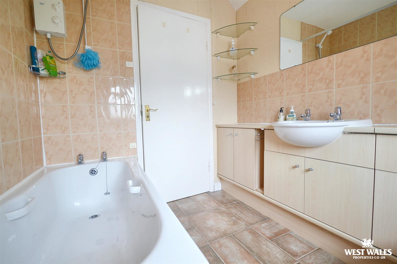 FAMILY BATHROOM