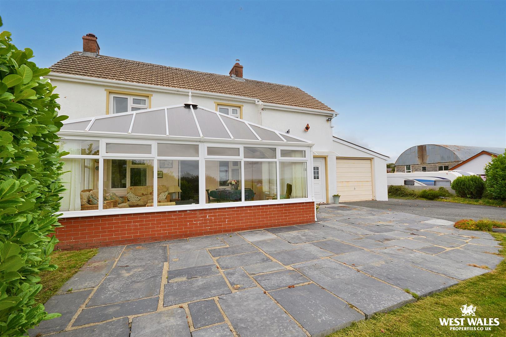 FRONT PATIO / CONSERVATORY