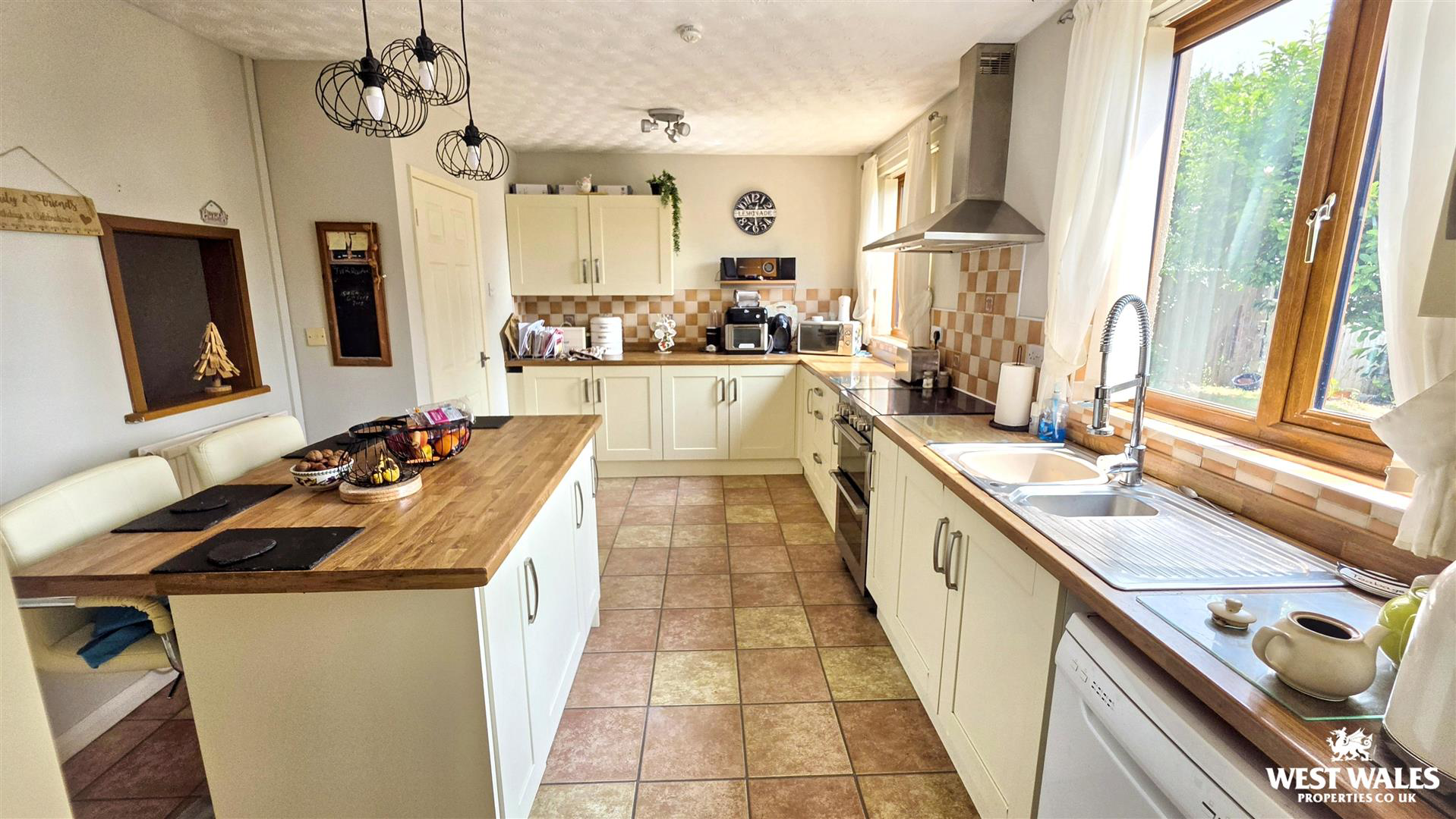 Woodlands Crescent, Milford Haven, photo 8