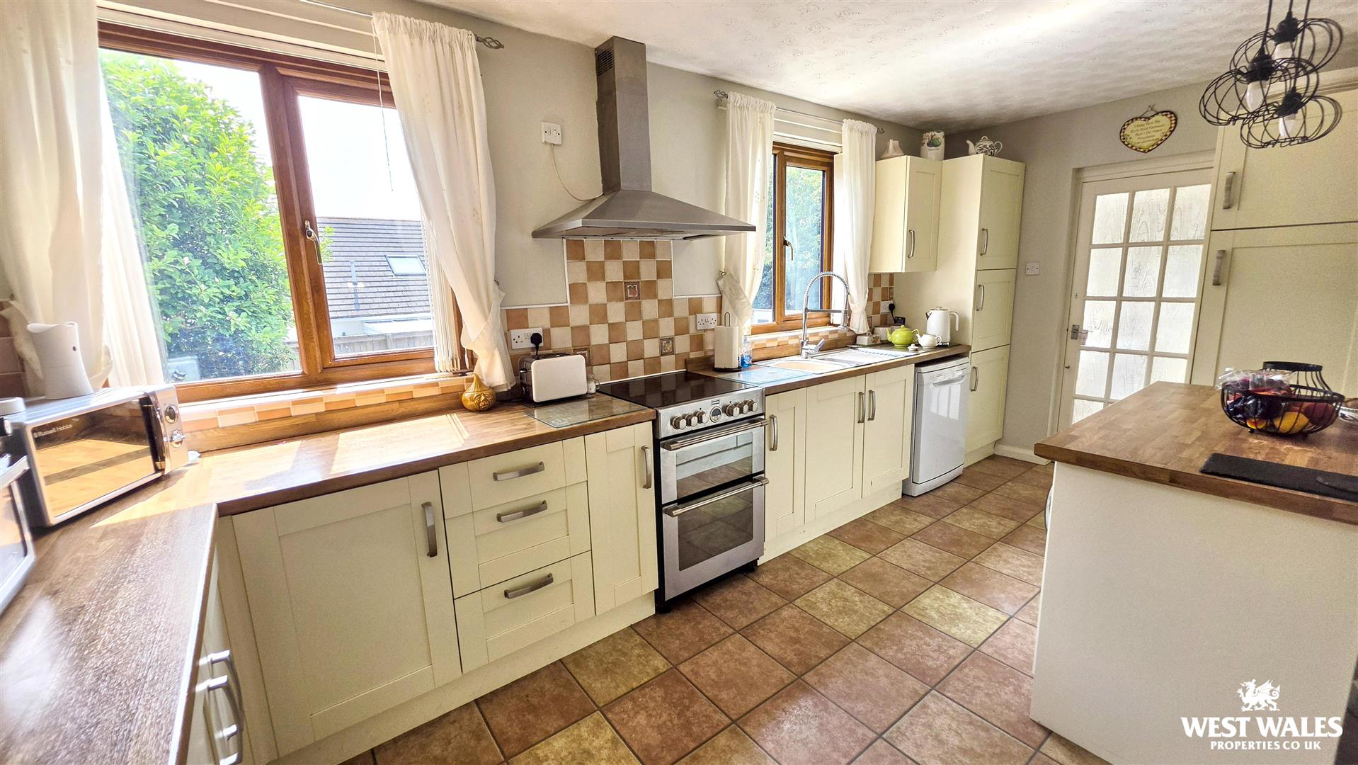 Woodlands Crescent, Milford Haven, photo 3