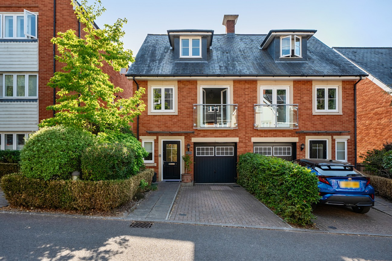 Surrey, Leatherhead, KT22 8DS