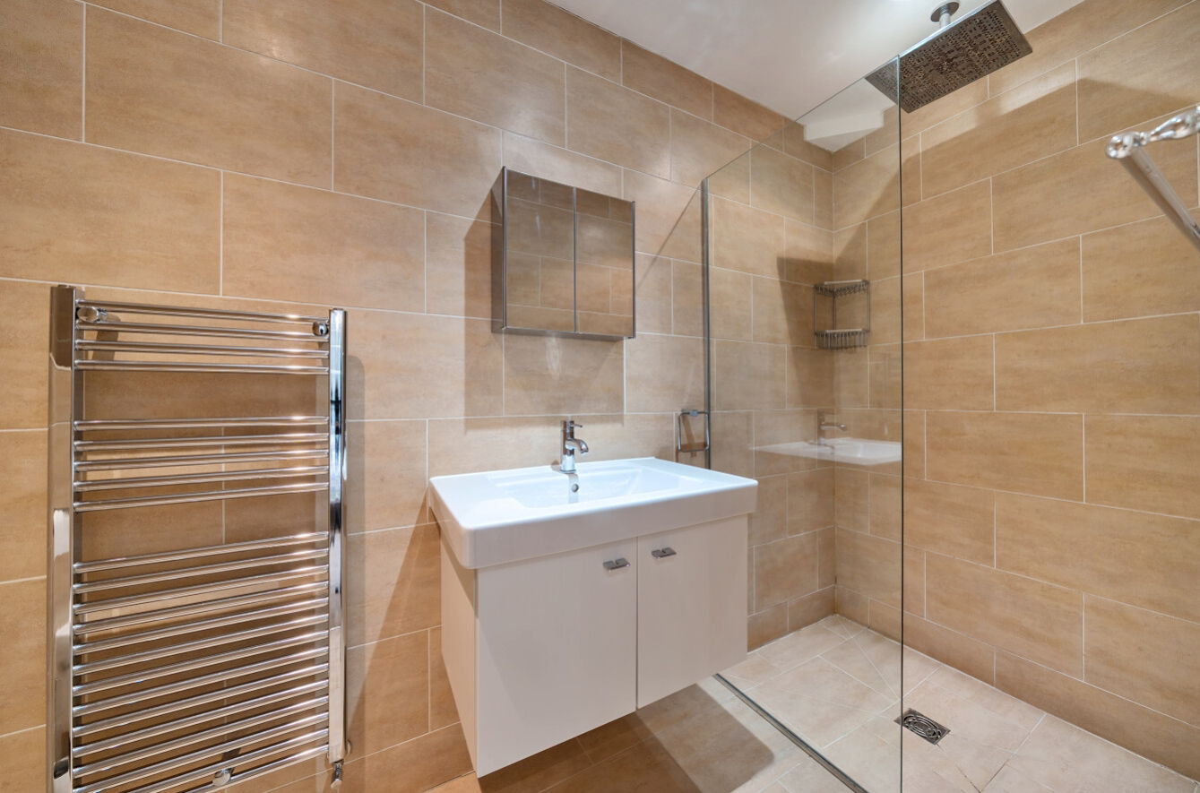 Master Ensuite Bathroom - Rayleigh Bowdon - EweMove Sale