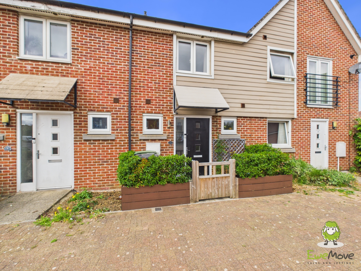 CLEEVE ROAD, BASINGSTOKE, HAMPSHIRE, RG24