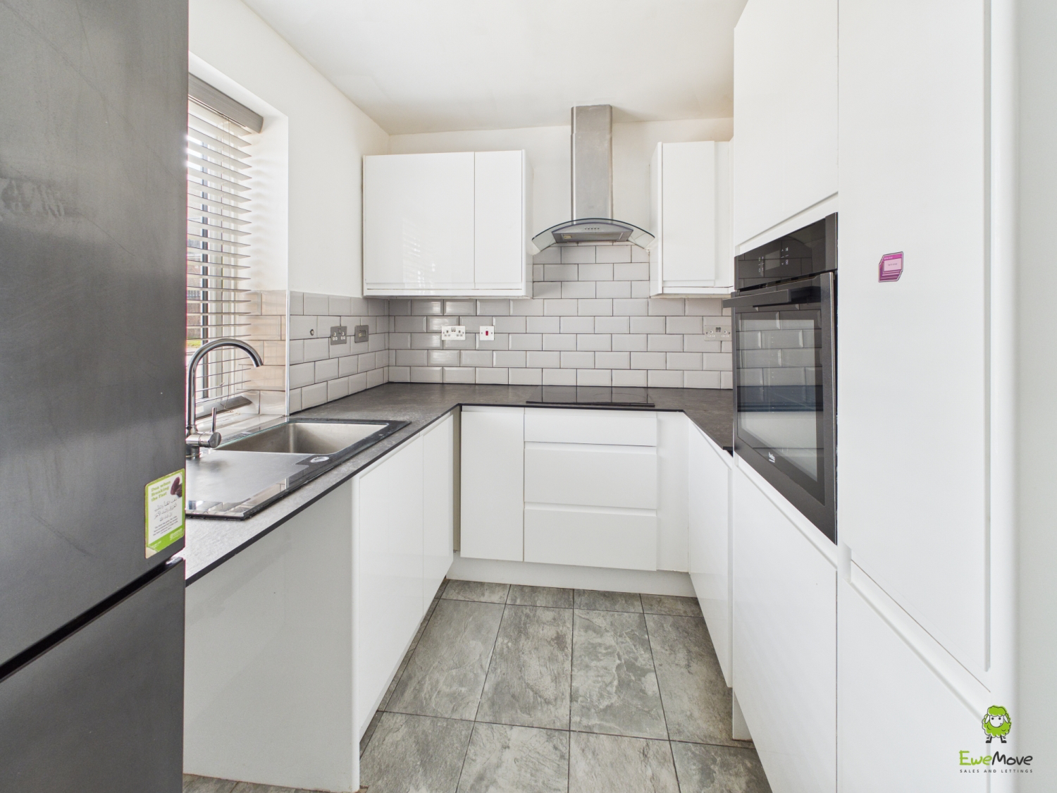 35 Hilltop Gardens, Dartford, Kent. DA1 5JF, photo 4