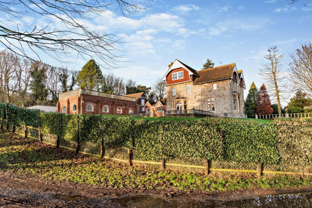 Hermitage Road, Higham, Higham, Rochester, ME3 7NE