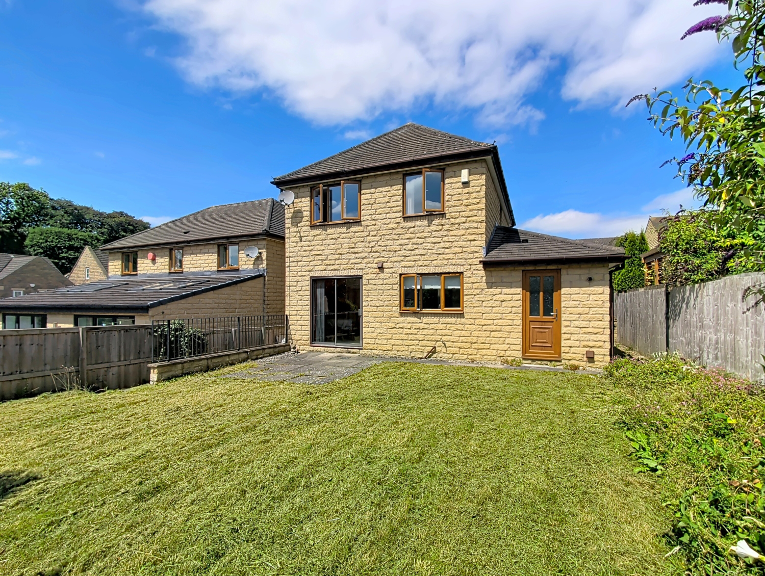 Victoria Chase, Bailiff Bridge, Brighouse, photo 2
