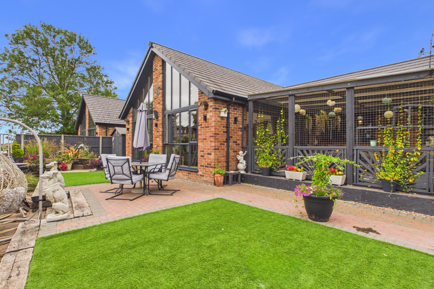 EweMove - Spalding - River Bank - Garden 