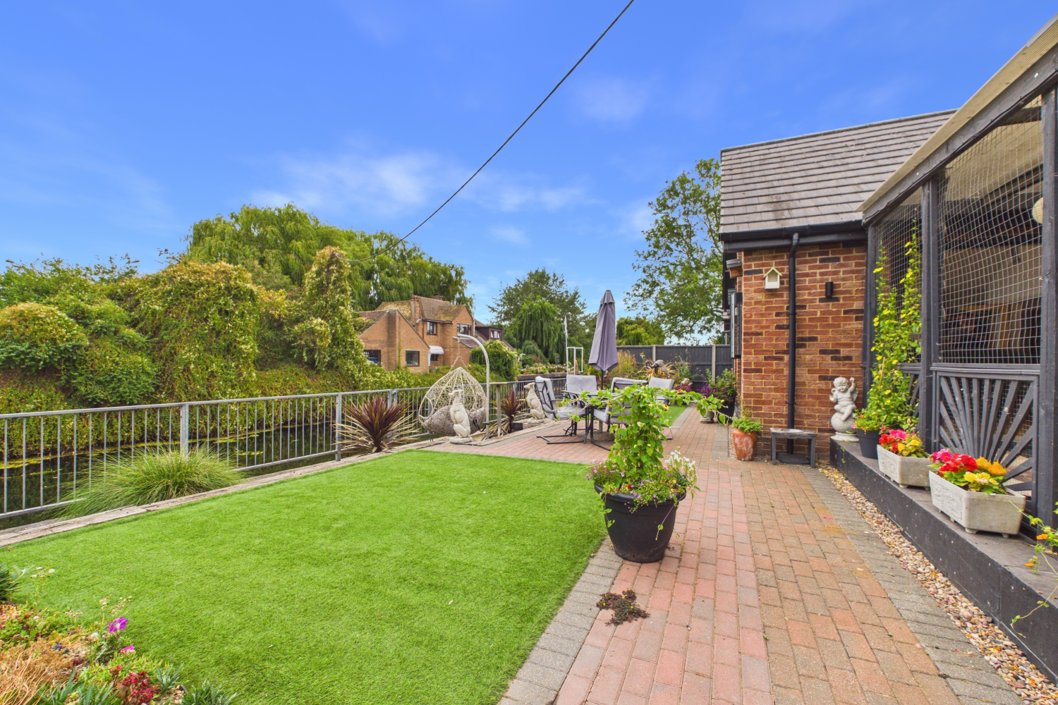 EweMove - Spalding - River Bank - Garden 