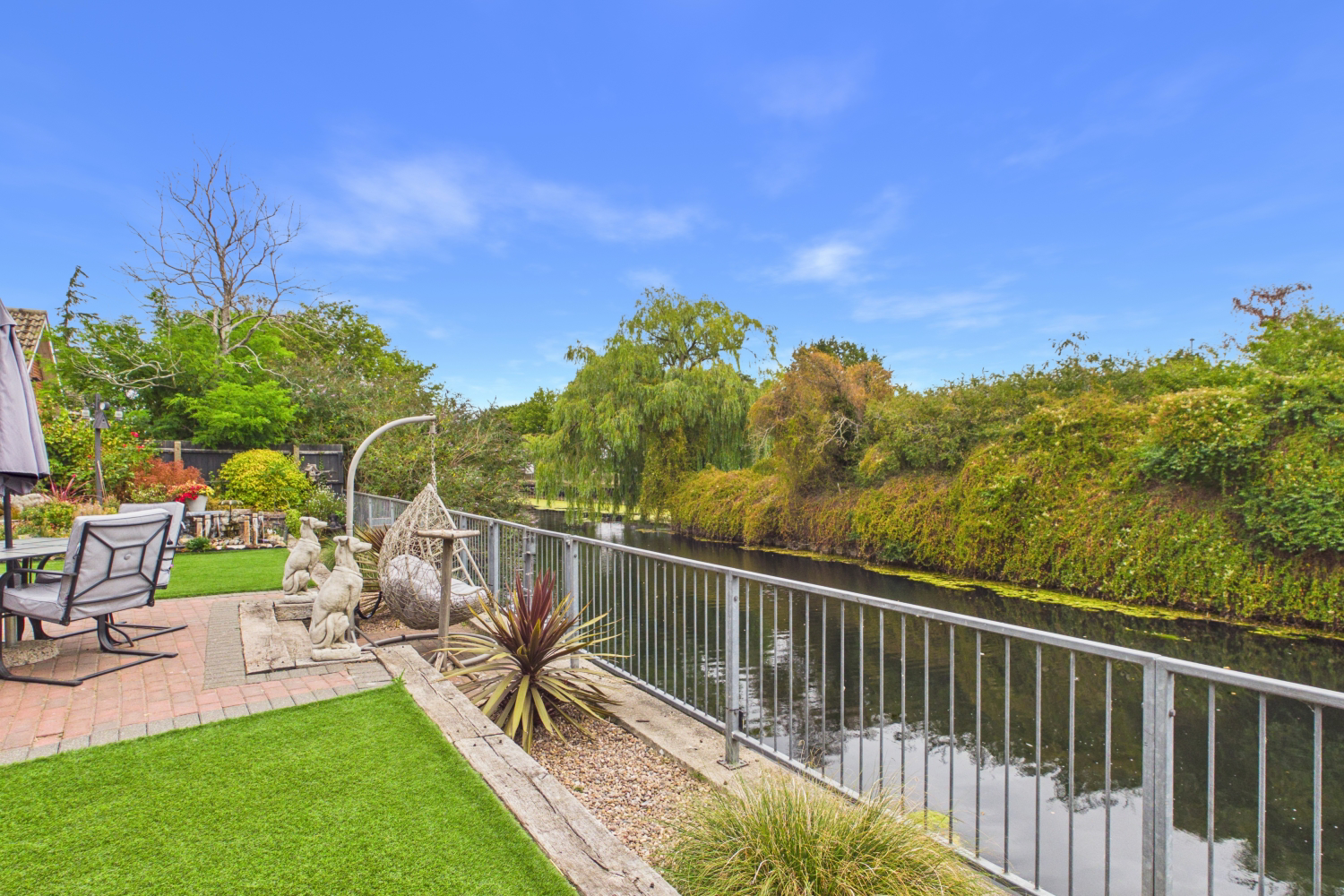 EweMove - Spalding - River Bank - Garden 