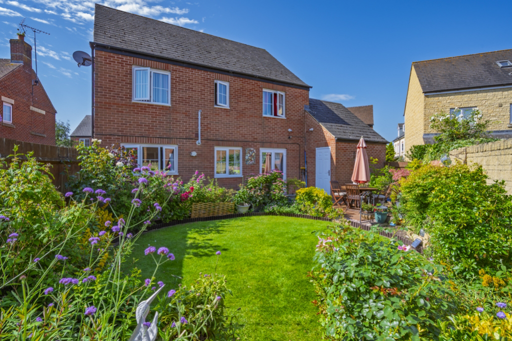 Mir Crescent, Swindon, SN25