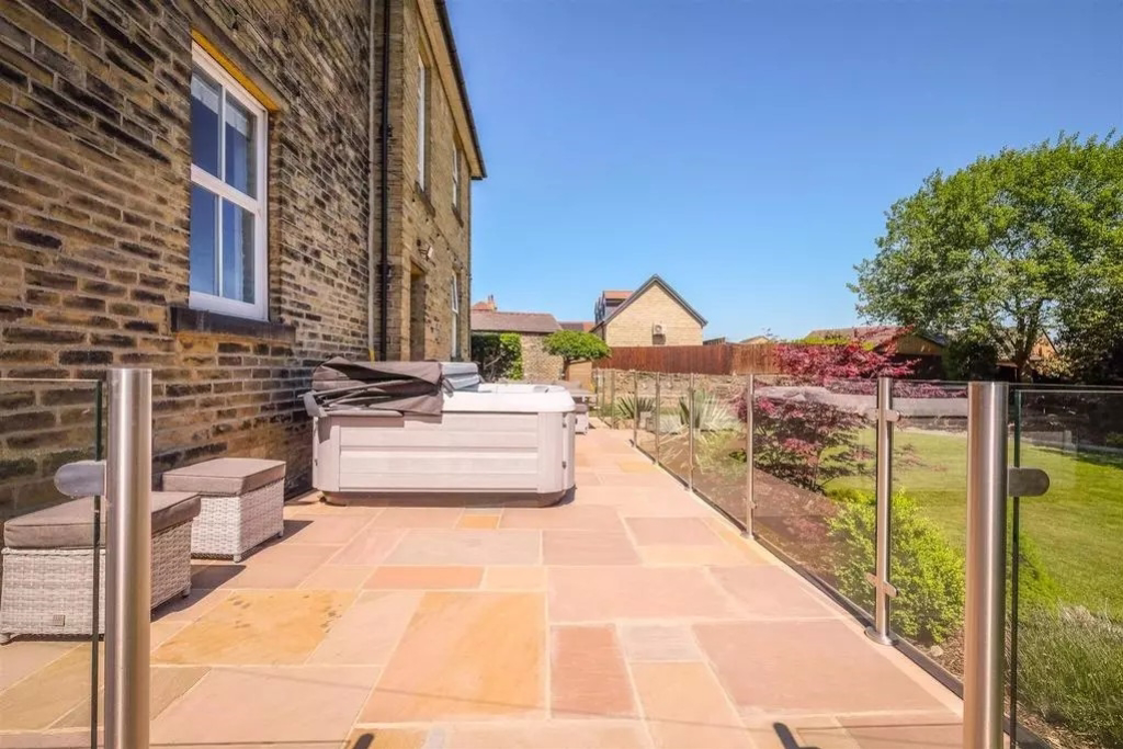 The Mount, Lightcliffe Road, Brighouse, HD6, photo 32