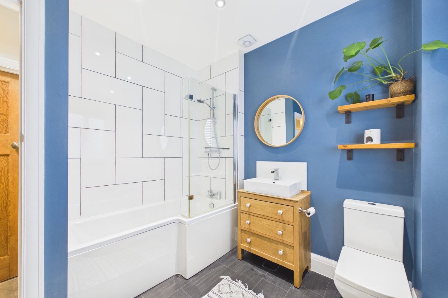 EweMove - Spalding -  Halmer Gate - Family Bathroom