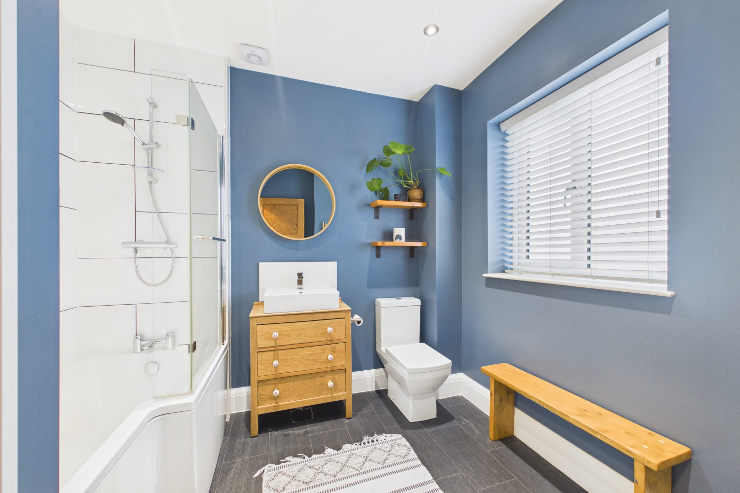 EweMove - Spalding -  Halmer Gate - Family Bathroom