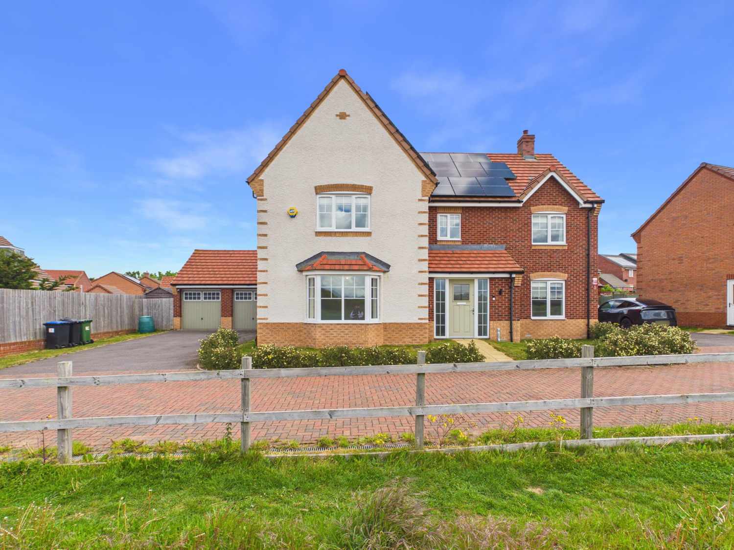 MADAN GARDENS, BISHOPS TACHBROOK, LEAMINGTON SPA, CV33