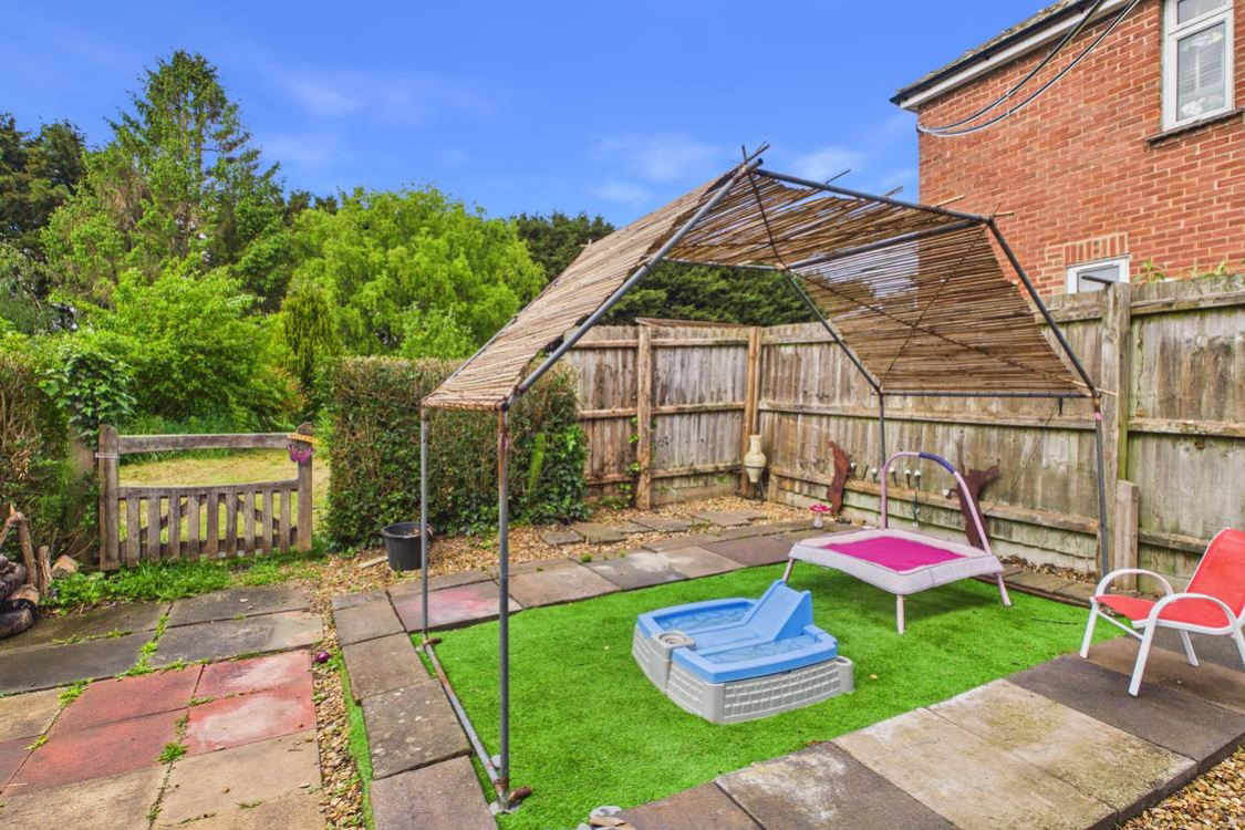 Astro turf and patio perfect to enjoy summer bbq