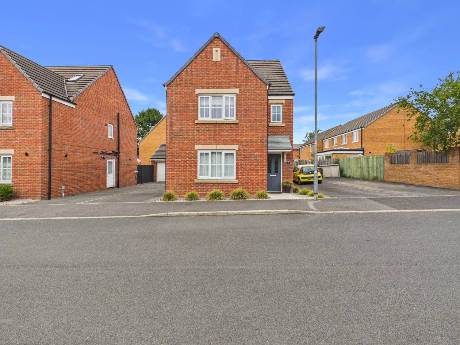 HOLME FARM WAY, PONTEFRACT, WEST YORKSHIRE, WF8