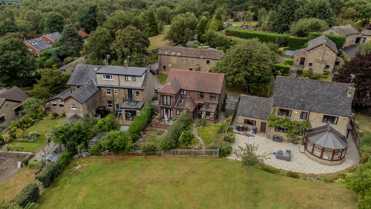 9 Higher Dinting, Glossop, photo 2