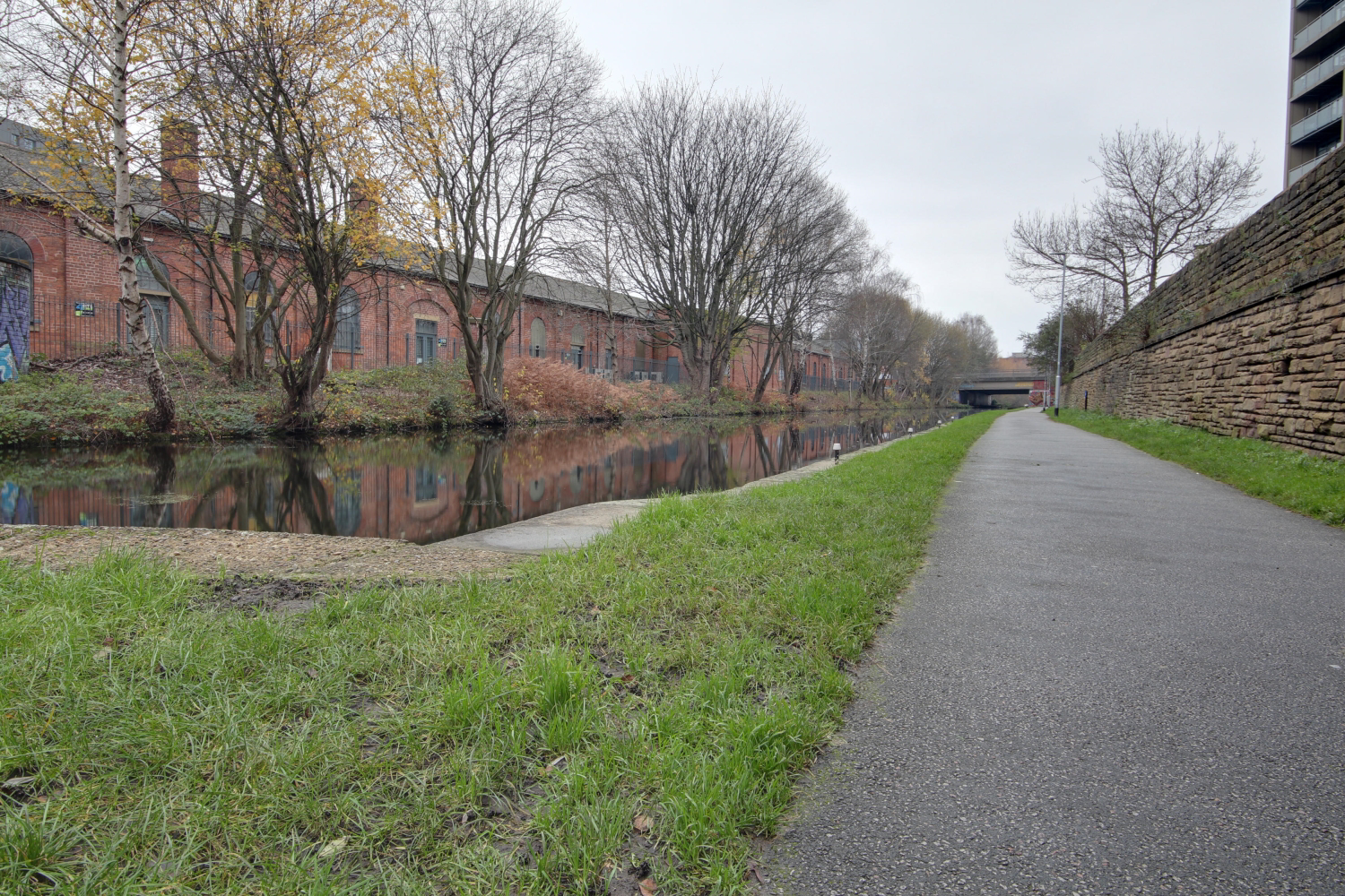 Lovely walks available along the Leeds-Liverpool canal