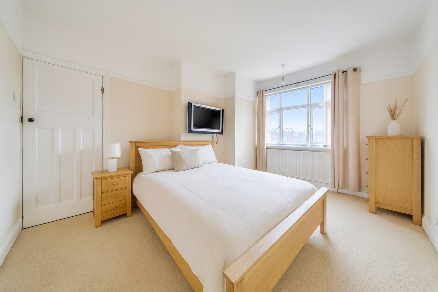 Double Bedroom - Furnished with AI