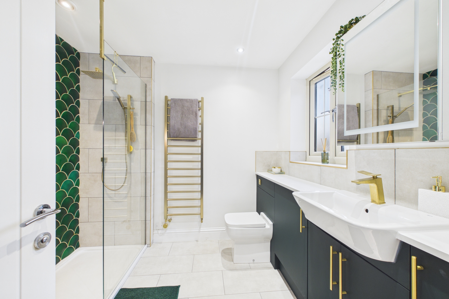 EweMove Spalding - Penny Gate - Family bathroom