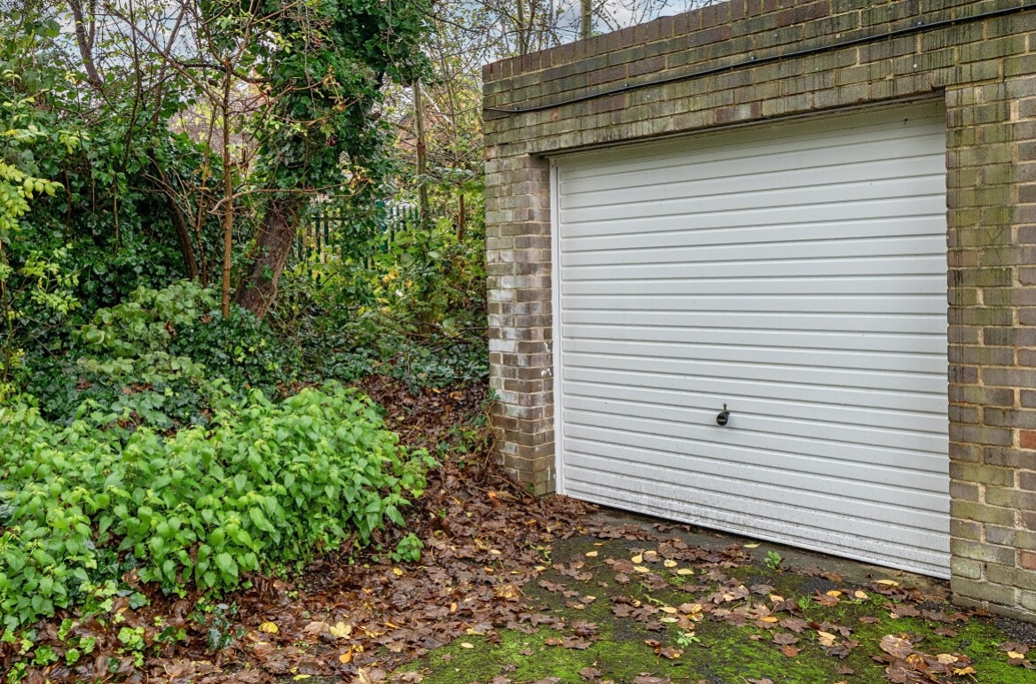 40 Robinwood Court, Leeds