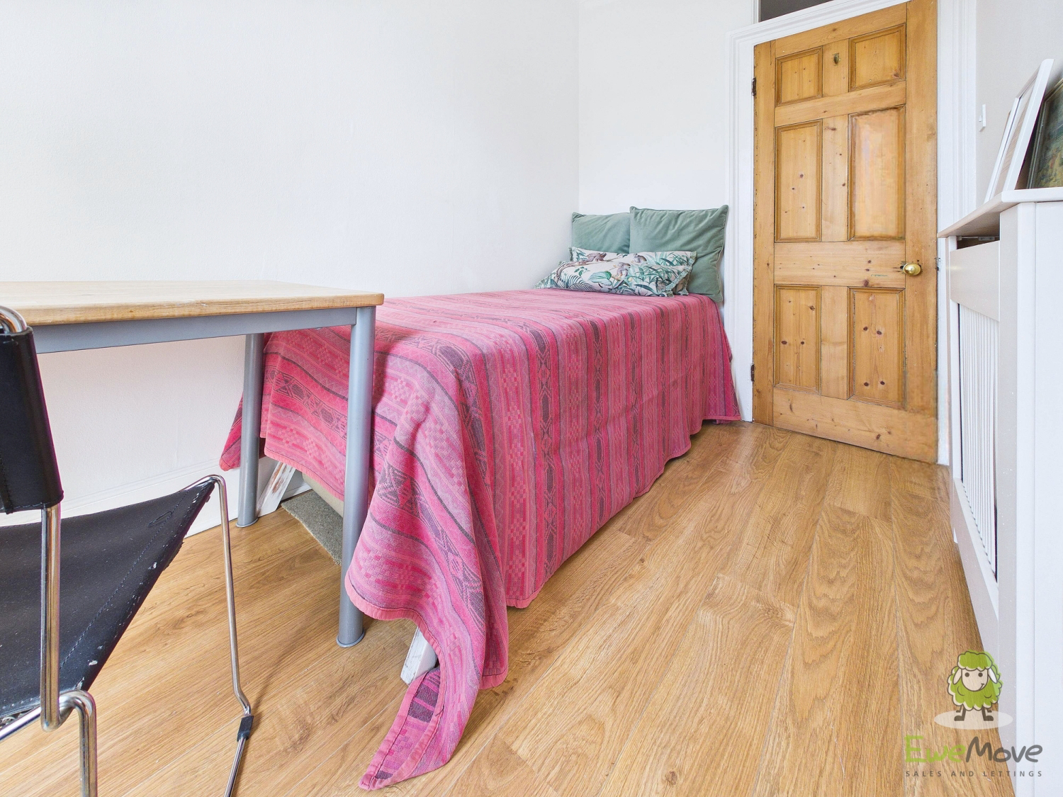 CAM01543G0-PR0176-STILL064