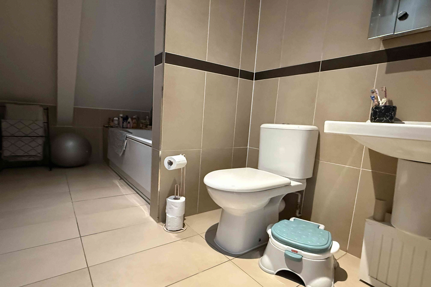 Cygnet House, 45-47 High Street, Leatherhead, Surrey, KT22, photo 9