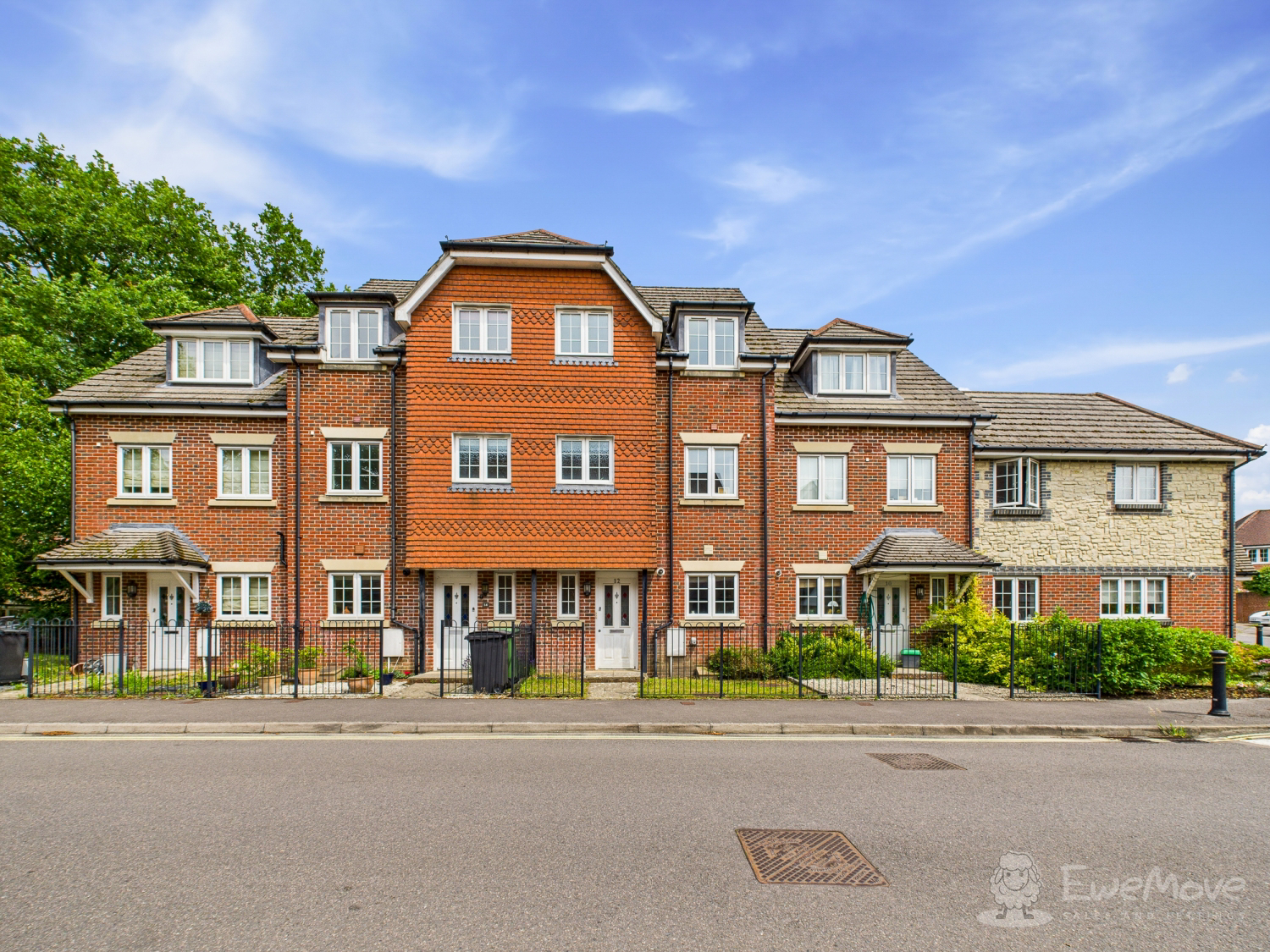 Hawthorn Way, Lindford, Bordon, Hampshire, GU35