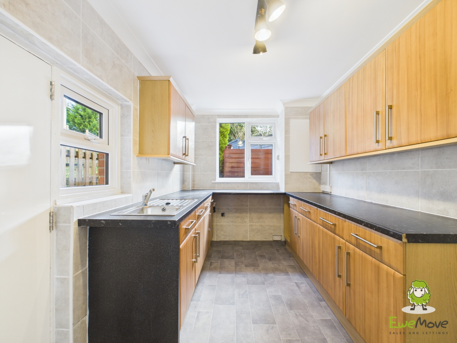 EweMove Basingstoke Estate Agents 78 Winchester Road -Kitchen