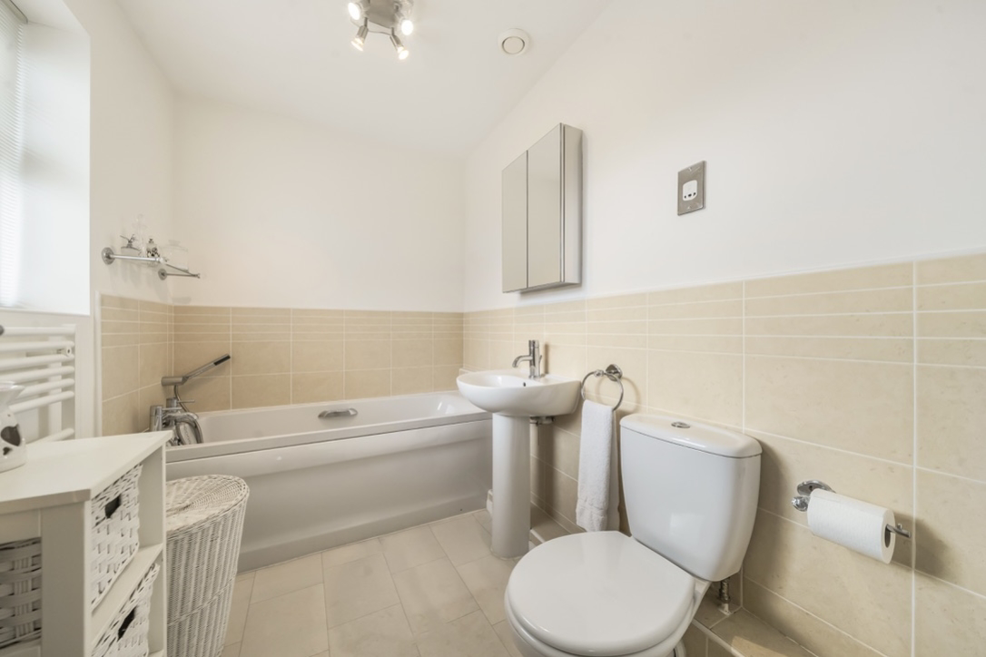 Ensuite to bedroom 1