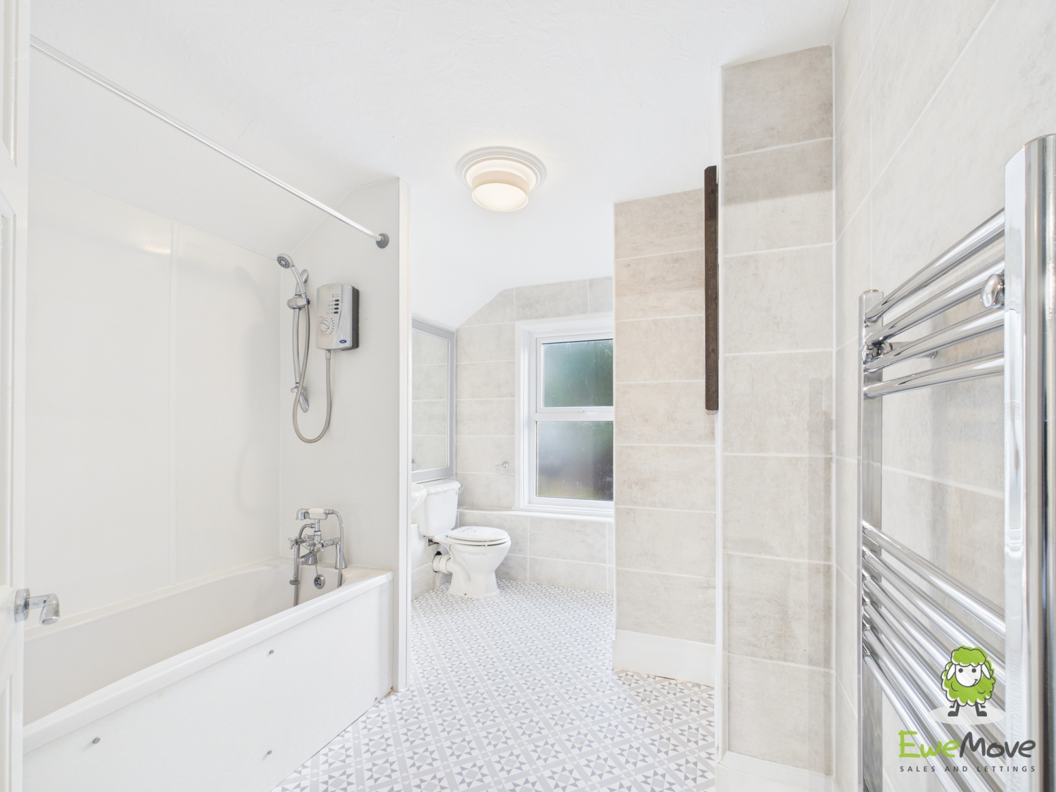 EweMove Basingstoke Estate Agents 78 Winchester Road -Bathroom