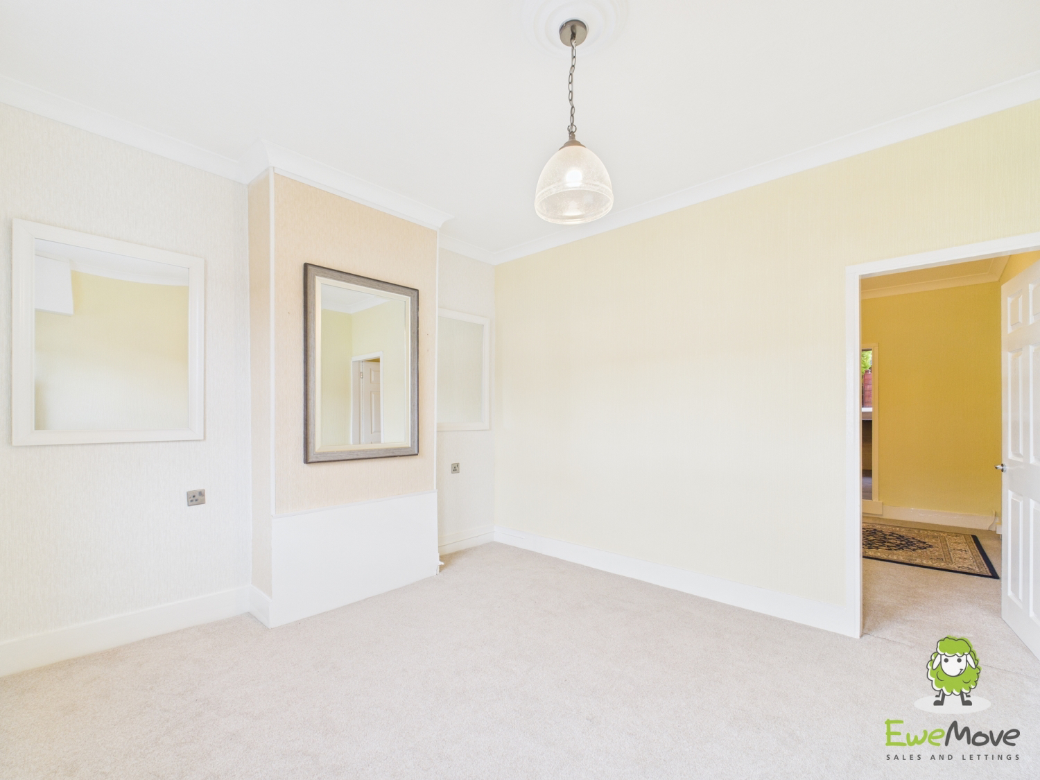 EweMove Basingstoke Estate Agents 78 Winchester Road -Living room 2