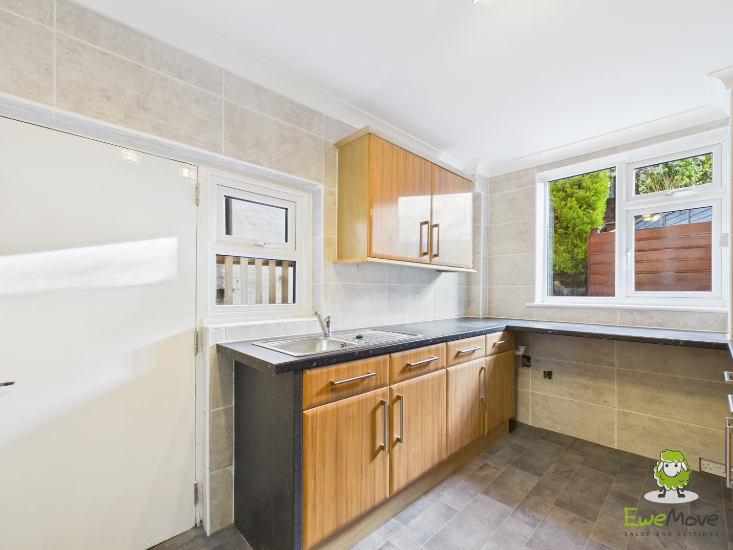 EweMove Basingstoke Estate Agents 78 Winchester Road -Kitchen 3