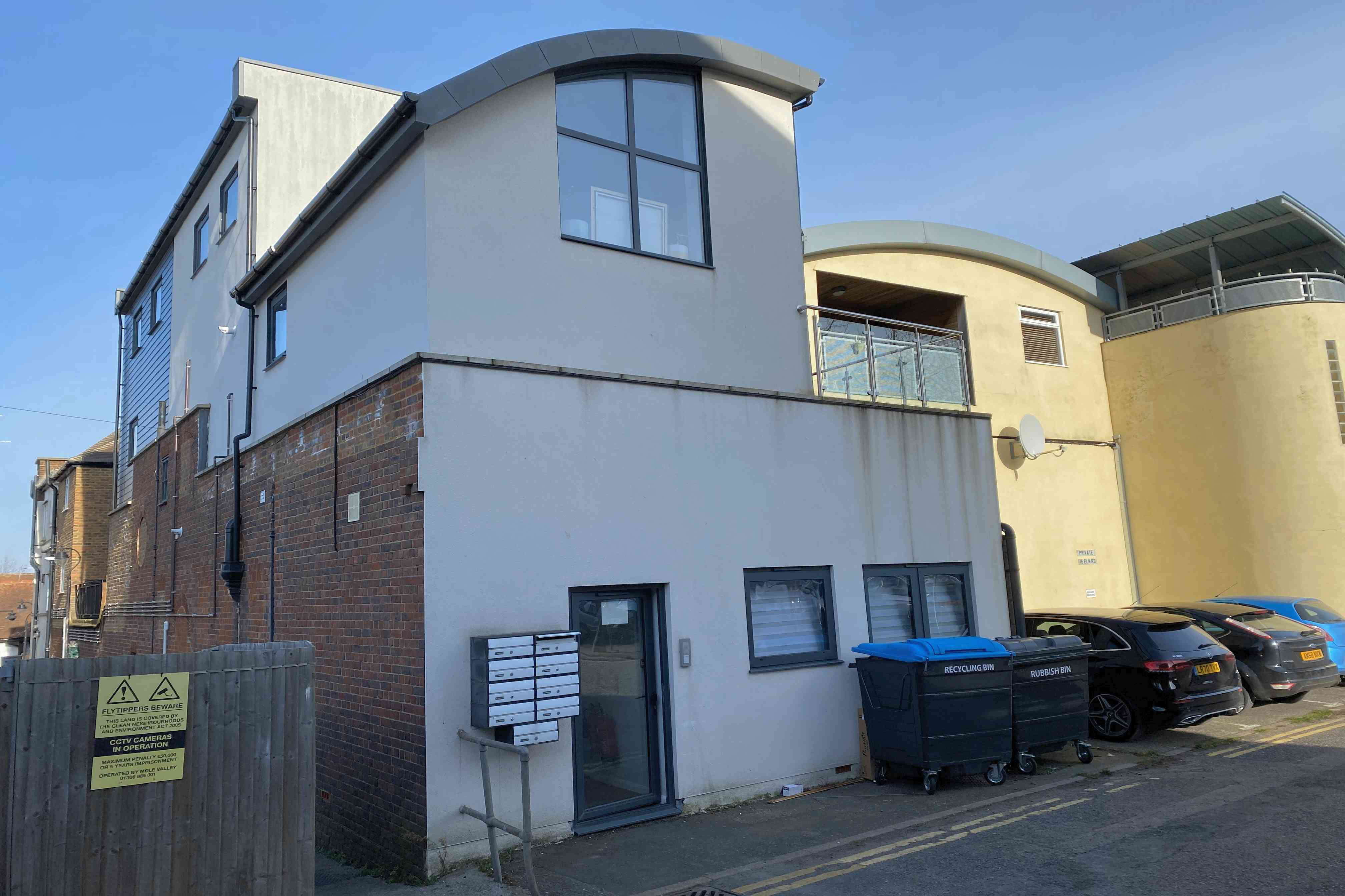 1 Kings Head Alley, Leatherhead, Surrey, KT22